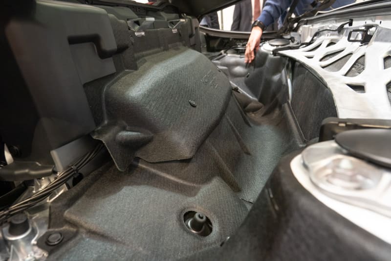 幌を格納する空間。一般的な車では鉄板がむき出しになっている事が多いが、この空間内でノイズが反響しないように、処理されている