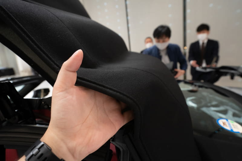 ソフトトップの生地を触ってみると、4層構造の厚みを感じる