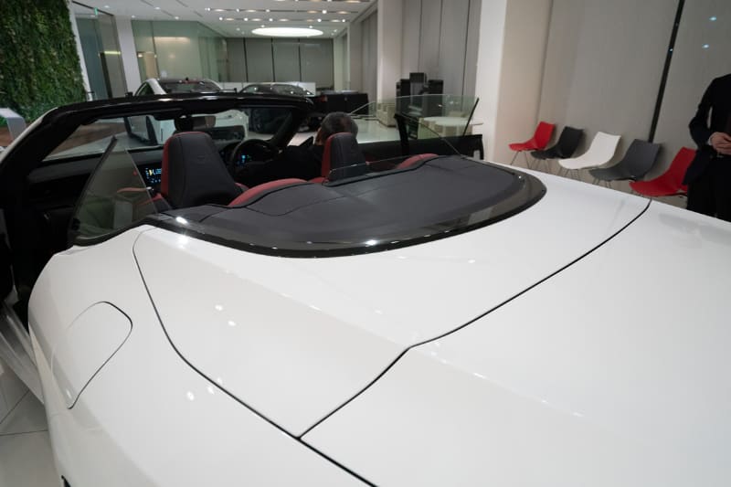 気分にあわせ、屋根を格納してオープンカーにできる。精密な動きは見ていてグッとくる