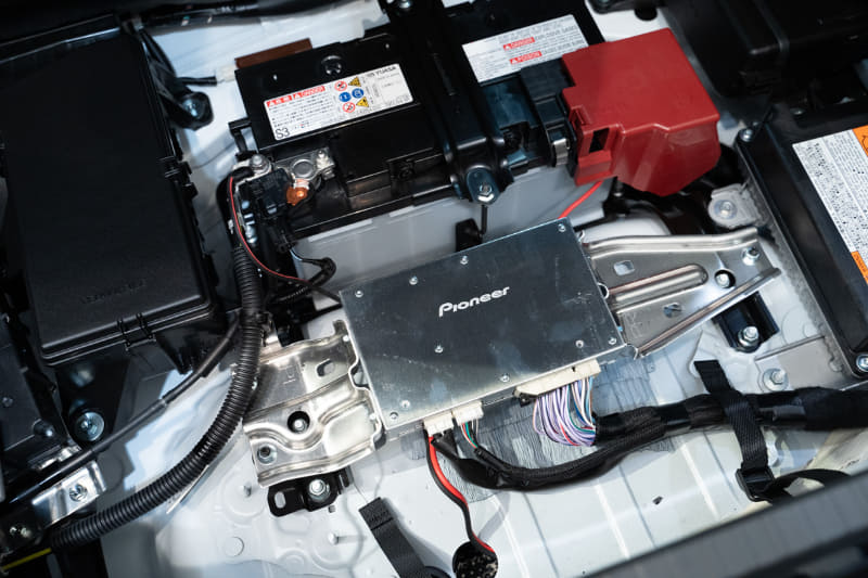 ラゲッジフロアの下には、8chのClass-Dアンプを搭載している