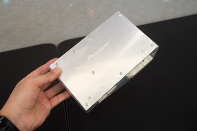 ラゲッジフロアの下には、8chのClass-Dアンプを搭載している