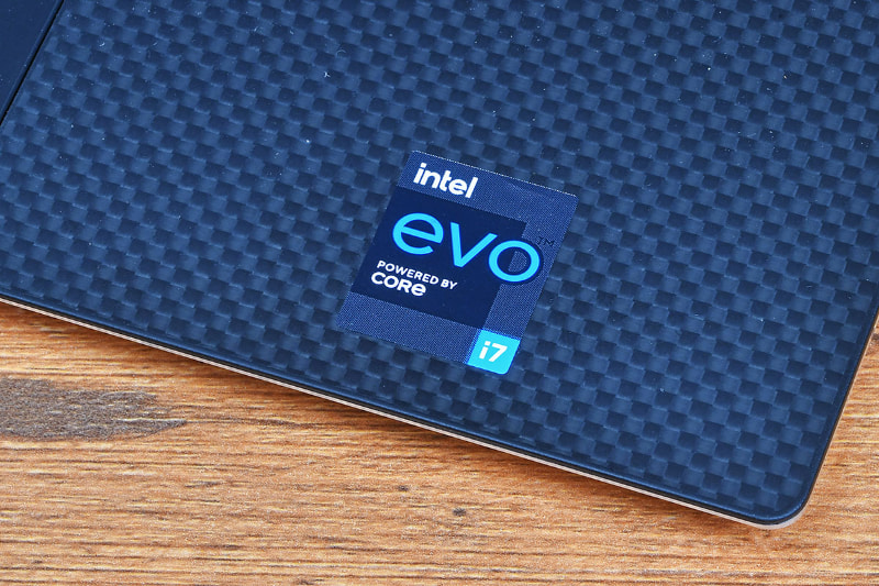 Intelは、モダンなPCの仕様であることを示すブランドとして｢Intel Evo platform｣を規程。その要件にはCPUにCore i5/i7、8GB以上のメモリ、256GBのNVM Express以上のストレージ、モダンスタンバイ対応、150cd/m<span class="em sup">2</span>の輝度で16時間以上のビデオ再生および、250cd/m<span class="em sup">2</span>の輝度で9時間以上のWebブラウジングというバッテリ駆動時間の実現、Thunderbolt 3とWi-Fi 6、AIへの対応などが規定されている。このロゴが目印だ。DellのXPS 13（モデル9310）も Evo platformに準拠している