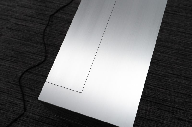 天面がスライドして、中から有機ELディスプレイが立ち上がってくる