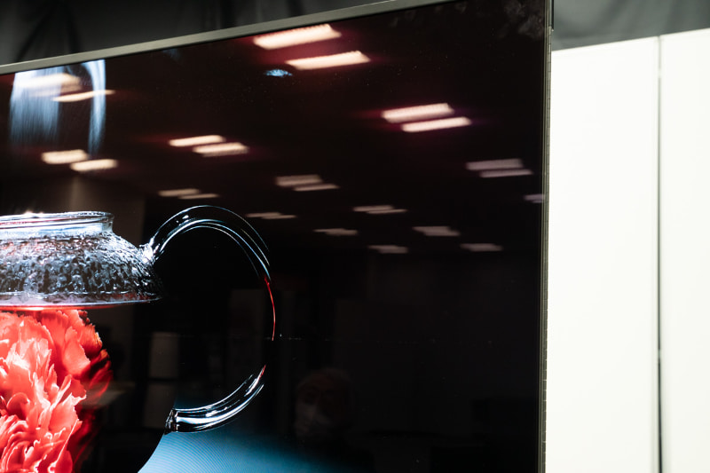 写真ではわかりにくいが、画面に近づくと同じ間隔で、こまかく横方向にスリットが入っているのがわかる。ただ、距離をあけるとまったくわからない