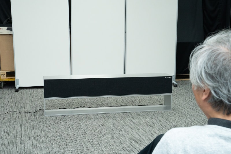 収納状態では、テレビラック兼サウンドバーという見た目だ