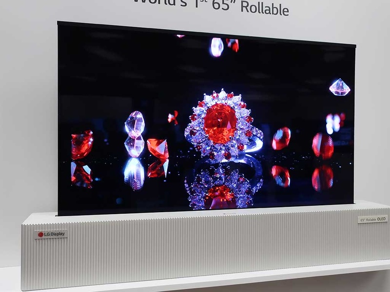 2018年CESで披露された、65型4K巻き取りディスプレイ試作機