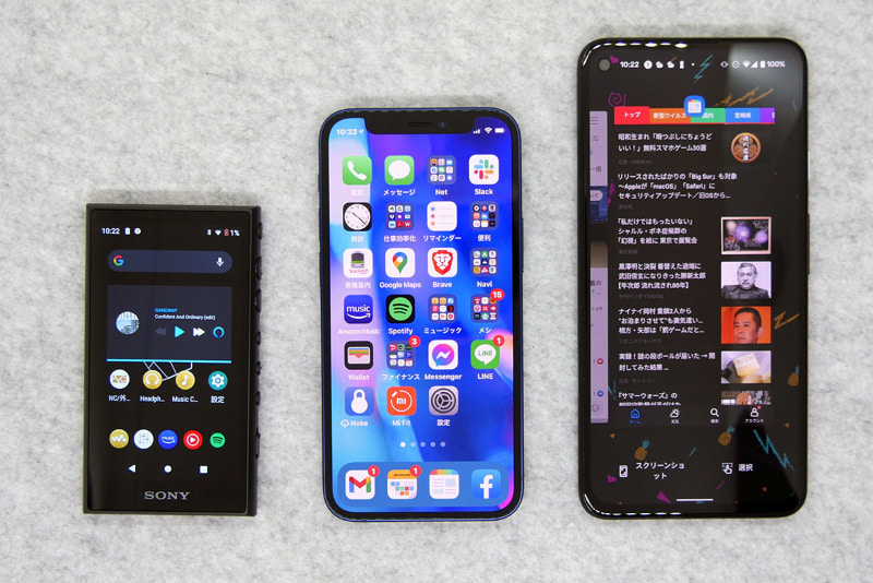 左からウォークマン「A100」、iPhone 12 mini、Pixel 4a(5G)