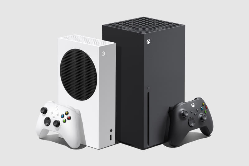 Xbox Series S(写真左)とSeries X(右)