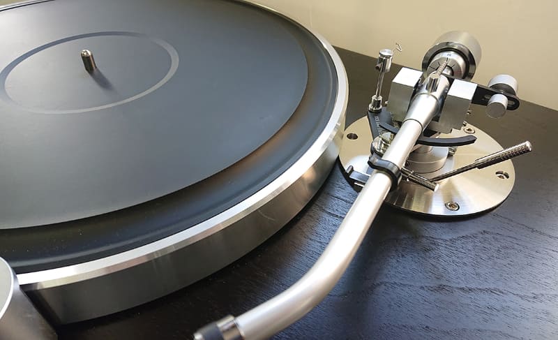 アナログプレーヤー「GT-5000」に、ダブルナイフエッジトーンアーム「WE-4700」を取り付けたところ