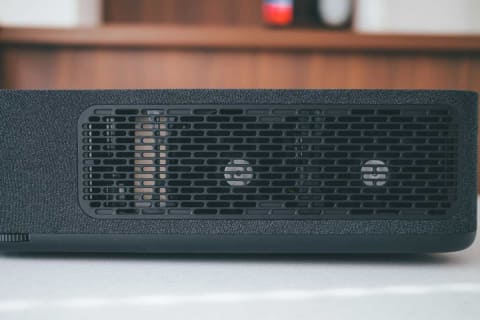 VAVA、超短焦点4Kレーザープロジェクタに限定色ブラック。約30万円