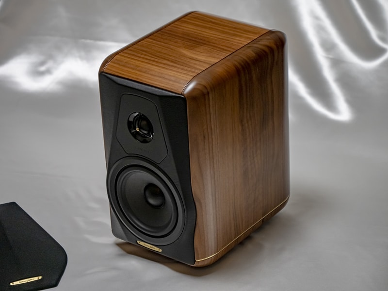 イタリアンスピーカーの雄、ソナス・ファベールが現代の技術で往年の人気モデル「Minima」をリバイバル。陽気で官能的で茶目っ気たっぷり、そんなイタリアという国の印象を音で見事に表現したスピーカー