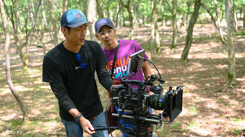 Three Treesで監督・プロデューサー・言葉・編集・グレーディングといった仕事をほぼ一人でやっている矢野数馬さん。本作やヨーロッパの8K番組の様に、クリエイターの表現欲が8Kの力で満たされる作品がもっと増える事を願いたい(画像提供：関西テレビ放送)