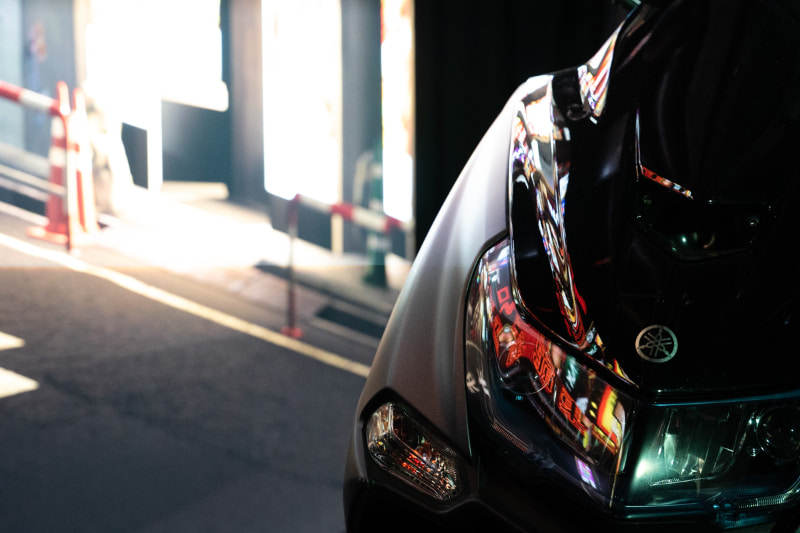 小道具であるバイクにも、ちゃんと風景の明かりが映り込んでいる