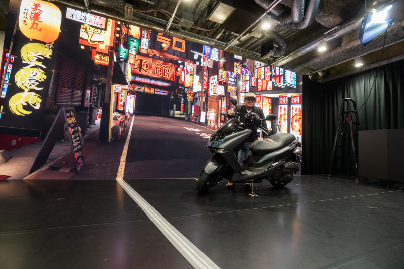 ソニーPCL内のバーチャルプロダクション施設。こう見るとディスプレイの前に立っているだけのようなのだが……