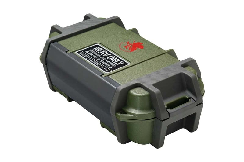 ケース上部にはNERVロゴなどがあしらわれる