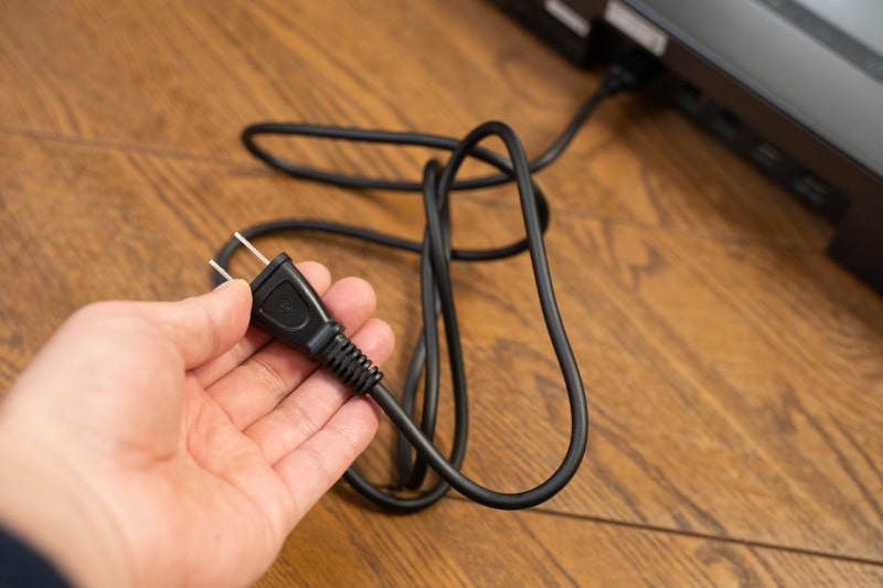 電源は本体に内蔵。ACアダプタではないので、配線まわりはスッキリだ