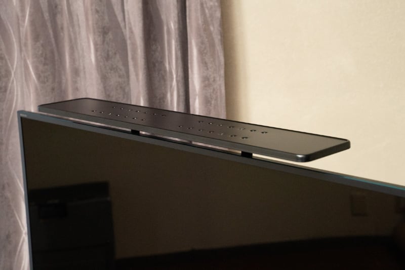 山崎実業の「スマート薄型テレビ上ラック ワイド70」に設置したところ