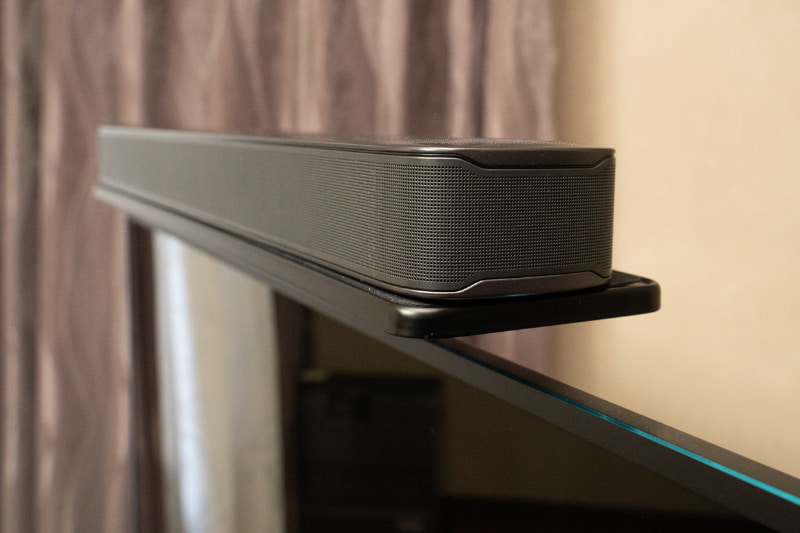 山崎実業の「スマート薄型テレビ上ラック ワイド70」に設置したところ