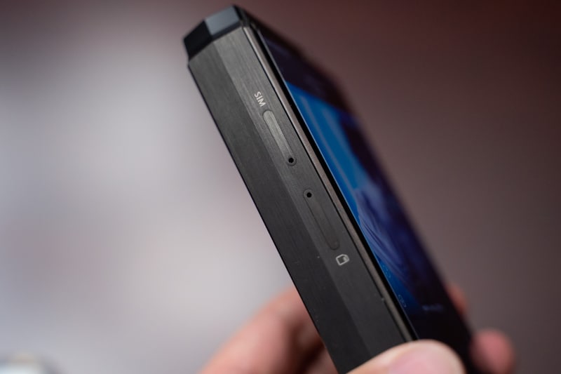HiBy R8SSの側面。SIMカードスロットを搭載している