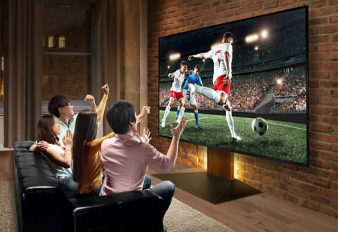テレビスタンド ヤマダデンキ、“壁掛けのような浮遊感“90型まで対応する大型壁