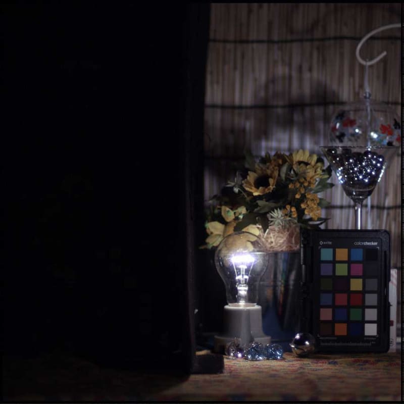 一般的なカメラで右側の明部に露出を合わせた画像