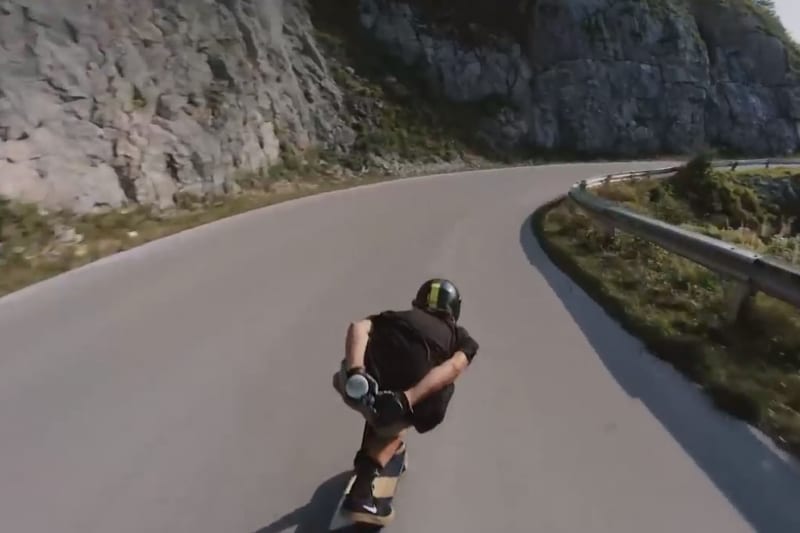 ティザーページの動画より。スケートボードやバイクなどの後ろを高速で追跡しつつ空撮している様子などが収められている