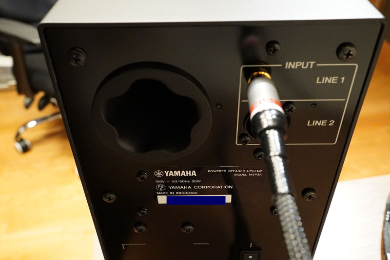 独自技術「ツイステッドフレアポート」を採用したバスレフポートを備える