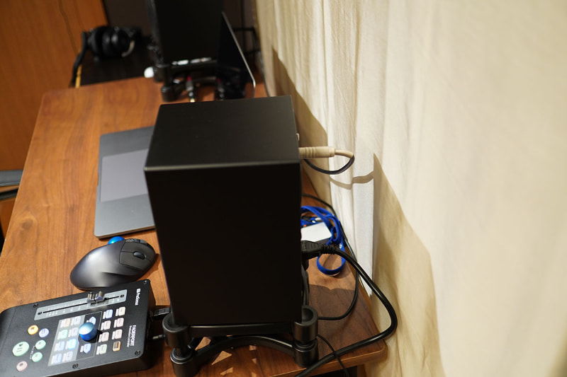 Pro Toolsとの組み合わせでは、背後の吸音パネルへさらに近づけて設置
