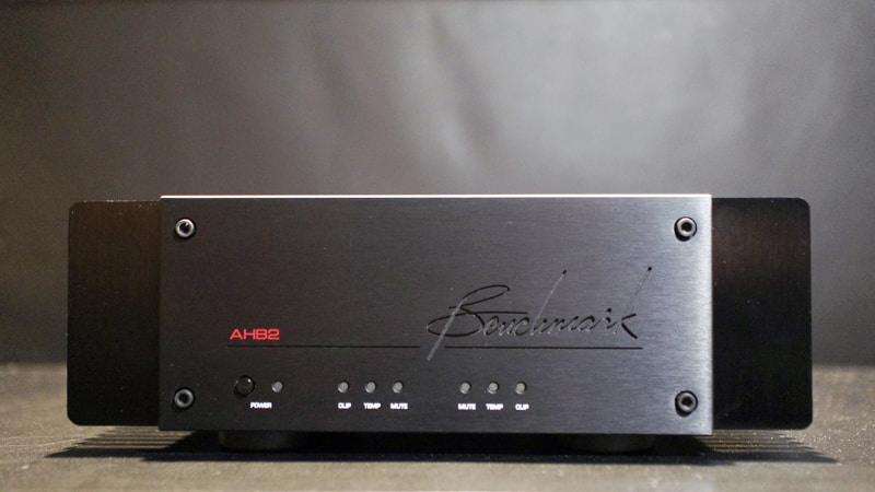 パワーアンプ、AHB2の前面。カラーはブラックで、ヘアライン仕上げのフロントパネルとなっている。フロントパネルの横幅はLA4と同じだが、左右にヒートシンクがあるため横幅は280mm