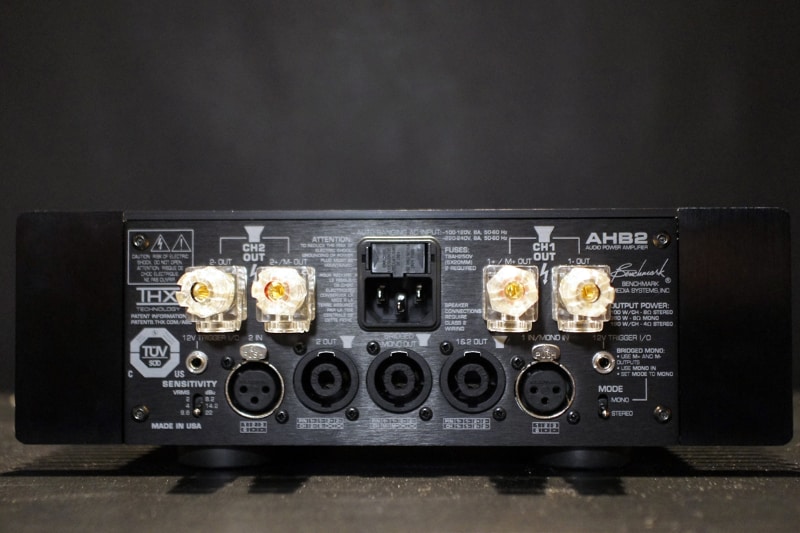 AHB2の背面。入力はバランス入力のみでゲイン切り替えは3段階。スピーカー端子は一般的なコネクターが上部にあり、下部の中央にはスピコン端子もある。ステレオモードとモノラルモードの切り替えも可能