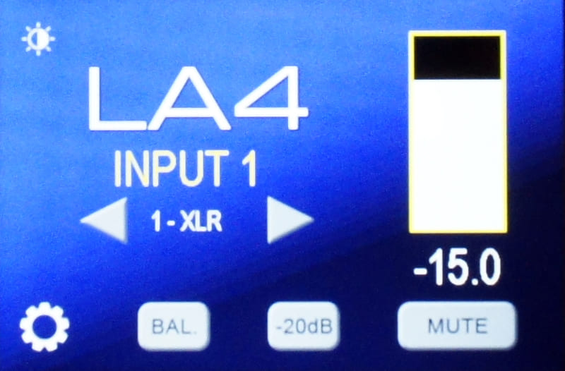 LA4のディスプレイ表示。通常の状態で入力名と音量が表示されるほか、バランス調整ボタンやミュート、-20dB操作が可能。タッチ操作で快適に使える