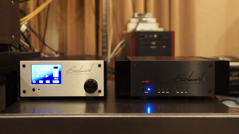 いつものアンプの場所にLA4とHPA4を設置。ちょっとはみ出しているが、フルサイズのアンプ用のオーディオボードに2台並べて置くことができた