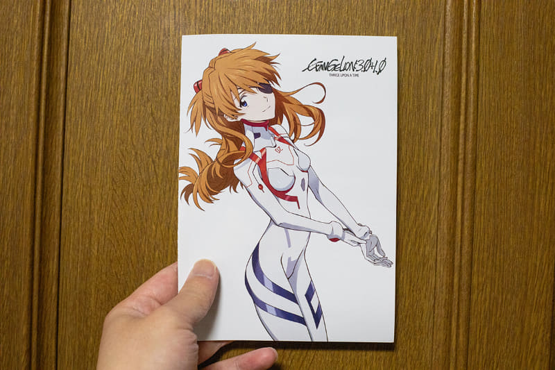 錦織敦史による「式波・アスカ・ラングレー」描き下ろしイラストチラシ<Br><span class="fnt-70">(C)カラー (C)カラー／Project Eva.　(C)カラー／EVA製作委員会</span>