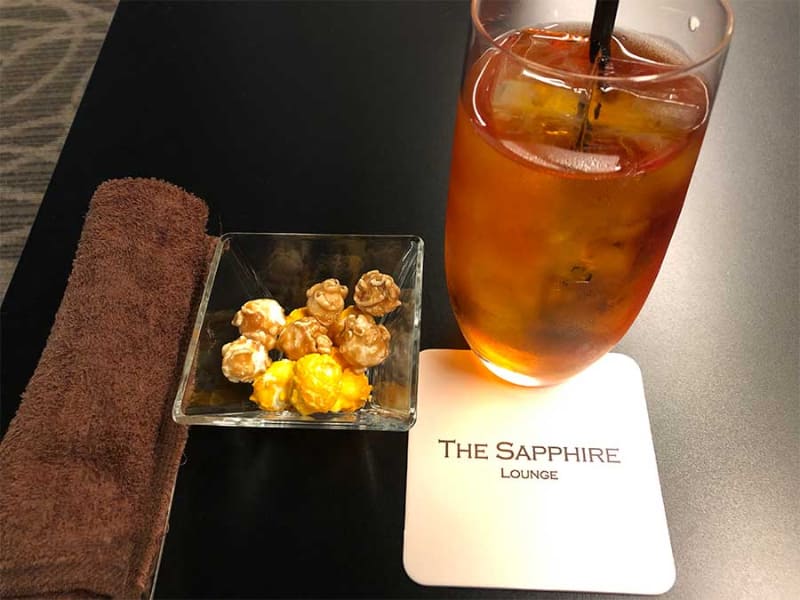 ラウンジで提供されたウェルカムドリンク。おしぼりも厚手のタオルで思わず「おお……！」と唸ってしまった
