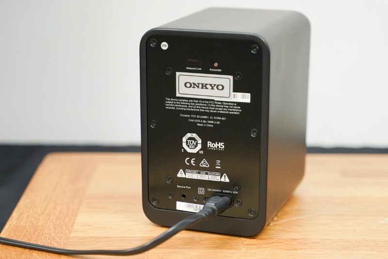 背面にスピーカーターミナルは無く、電源ケーブルを接続するだけ