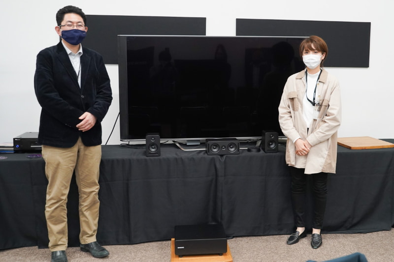 オンキヨーホームエンターテイメント 商品プロジェクト部の渡邉彰久氏、営業部 国内販売推進課の長田眞由子氏に説明していただいた
