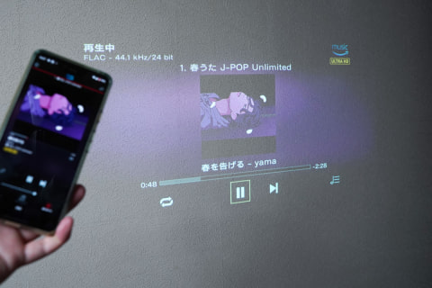 レビュー】ポータブルプロジェクタの“音”を、薄型AVアンプで強化して