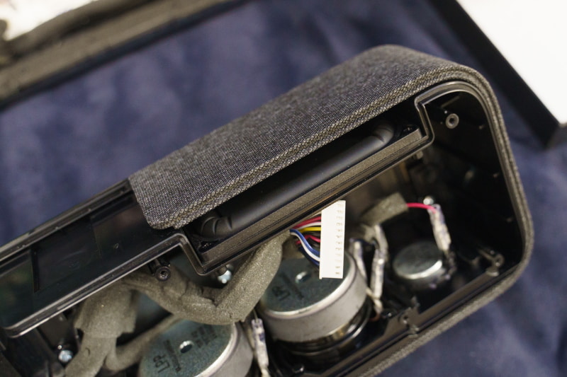 薄い隙間の中に見えるのが、背面のパッシブラジエーター