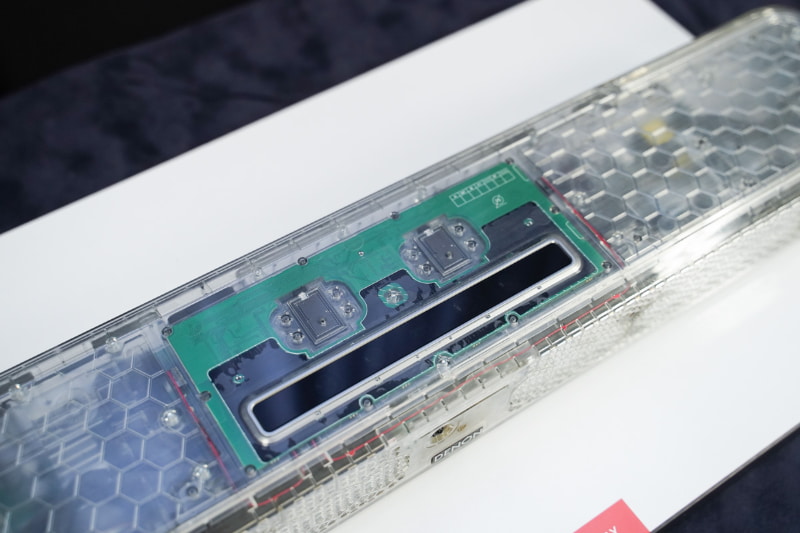 ハチの巣のような構造で補強されている