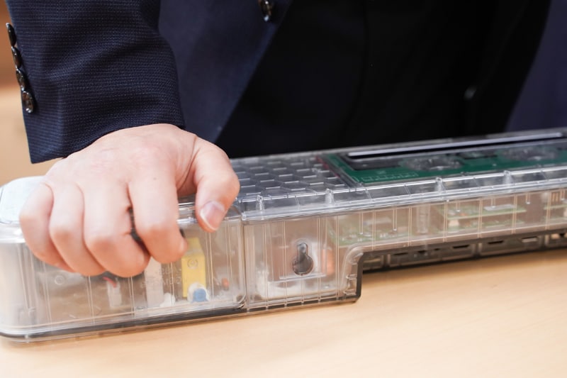 上から少し押したくらいではビクともしない剛性がある