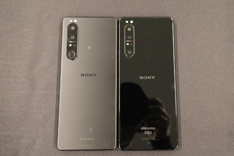 Xperia 1 III(左)、Xperia 1 II(右)