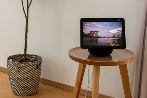 画面が動くAmazon Echo Show 10。関根親子「振り向き方が同級生に似