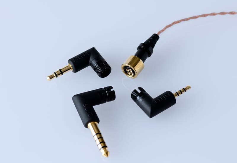 プレーヤー側端子は3.5mm 3極、2.5mm 4極、4.4mm 5極とプラグを付け替えられる
