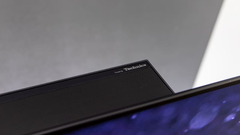 上部のイネーブルドスピーカー。Tuned by Technicsのロゴも小さくなり、場所も変わった