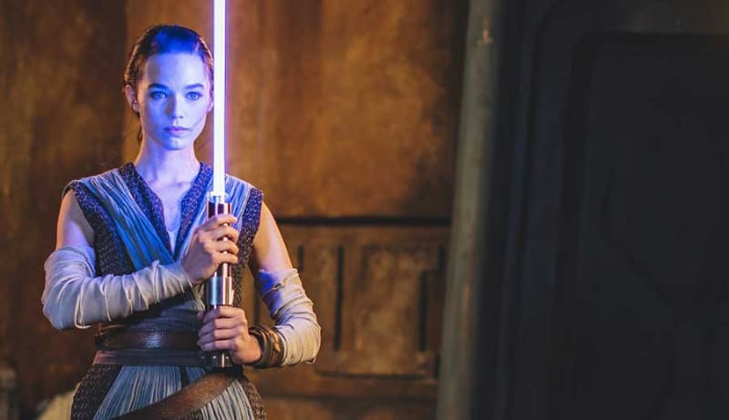 新たに開発されたライトセーバー<br><span class="fnt-70">(C)Disney (C)&TM Lucasfilm Ltd.</span>