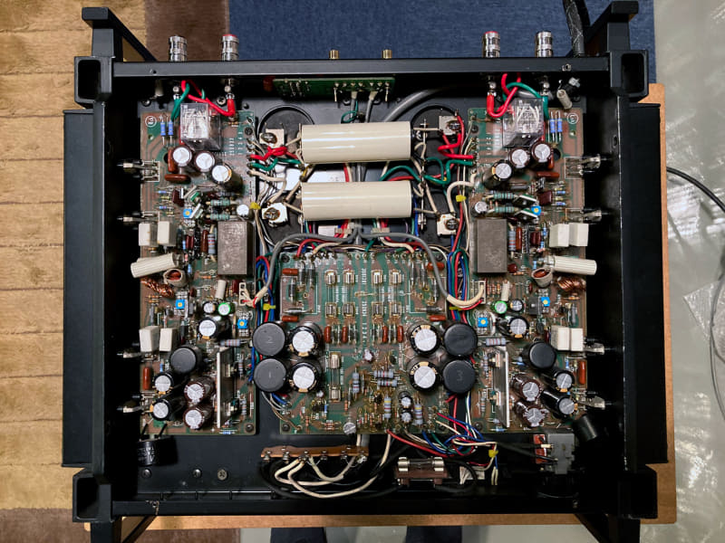 改造後のMKII(1台目)の内部。コンデンサから電源コード、プラグまで大幅に改造した