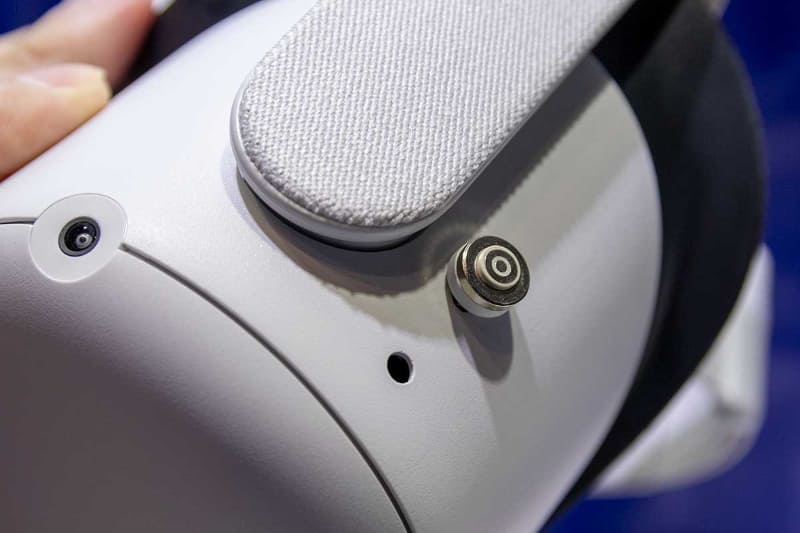 VRヘッドセットのUSB-Cポートに磁気USB-Cプラグを装着する