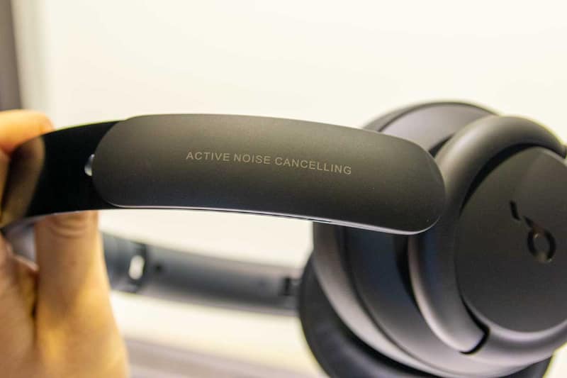 ヘッドバンドには「ACTIVE NOISE CANCELLING」の刻印も
