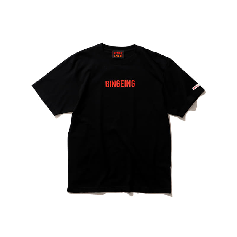 「BINGEING」とは、「イッキ見」を意味する英語。映画やドラマをイッキ見するユーザーも増え、話題のワードをプリントしたデザインに。Netflixの沼にのめり込むことを表す一枚。「Netflix × BEAMS BINGEING T-SHIRT」(5,280円)