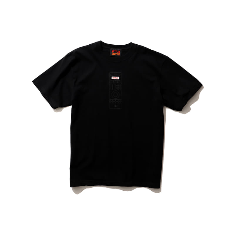 今回のコンセプトが伝わるリモコンT 。Netflixの文字はシリコンパッチを採用。つい押したくなるような立体的なデザインで、コミュニケーションツールにもなるTシャツ。「Netflix × BEAMS REMOTE CONTROLLER T-SHIRT」(5,280円)